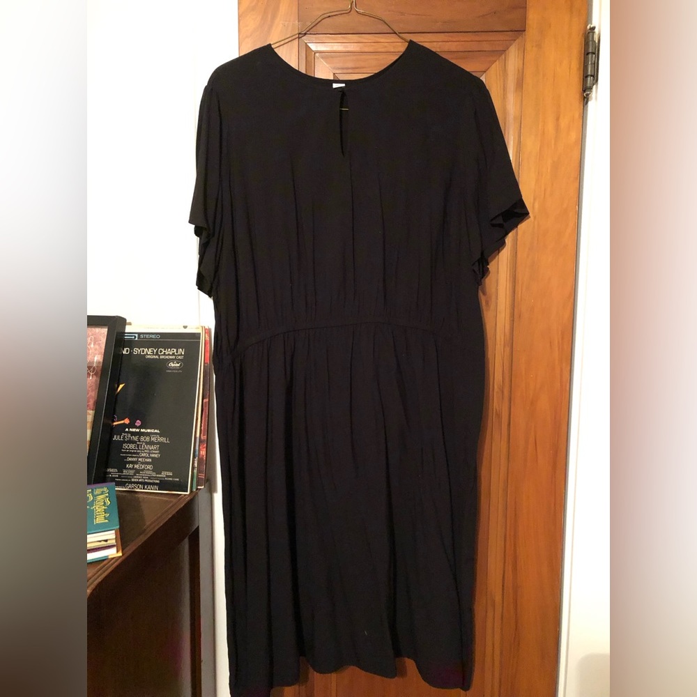 Black dress, keyhole display